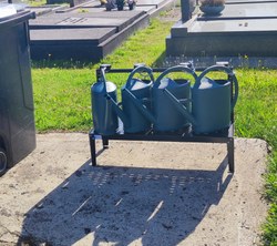 Présentoirs d’arrosoirs consignés dans les cimetières